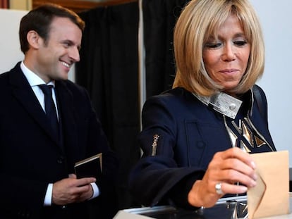 Brigitte Trogneux, mulher de Emmanuel Macron, deposita seu voto no colégio de Lhe Touquet, neste domingo.