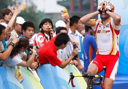 Samuel Sánchez celebra su triunfo en la prueba de ciclismo en ruta.