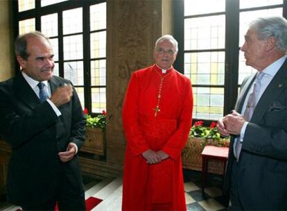 El presidente de Andalucía, Manuel Chaves, y el cardenal Carlos Amigo, en Roma.