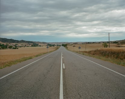 Una recta de la carretera N-II en la zona en que se pasa de Cataluña a Aragón.