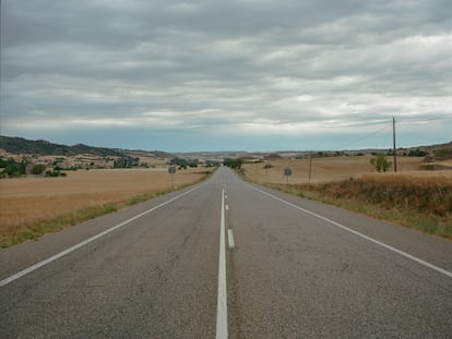 Una recta de la carretera N-II en la zona en que se pasa de Cataluña a Aragón.
