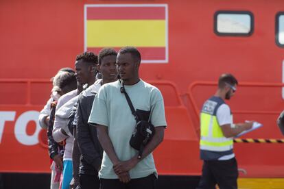 Una embarcación de Salvamento Marítimo ha rescatado este sábado a 48 inmigrantes de origen subsahariano que intentaban llegar en una lancha neumática a Fuerteventura.