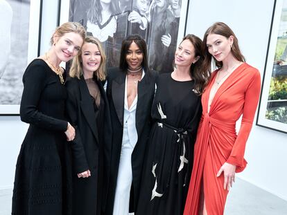De izquierda a derecha, Natalia Vodianova, Marta Ortega, Naomi Campbell, Christy Turlington y Karlie Kloss, en 16 de noviembre en la inauguración de la exposición de Steven Meisel en A Coruña.