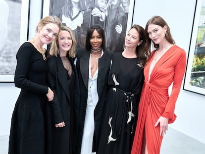 De izquierda a derecha, Natalia Vodianova, Marta Ortega, Naomi Campbell, Christy Turlington y Karlie Kloss, en 16 de noviembre en la inauguración de la exposición de Steven Meisel en A Coruña.