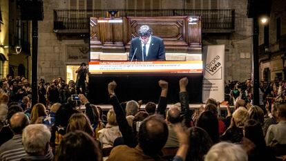 Vecinos de Girona aplauden y alzan los puños ante la manifestación de Puigdemont de que "Cataluña se ha ganado el derecho a ser un Estado independiente".