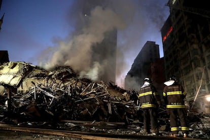 Os bombeiros confirmaram a morte de um homem, que era resgatado do incêndio no momento que o prédio desabou