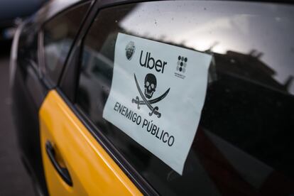 Un taxi de Barcelona con un cartel contra Uber.