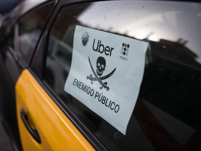 Un taxi de Barcelona con un cartel contra Uber.