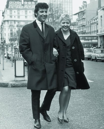 Tom Jones y su mujer, Linda, pasean por la calle en 1965, en una foto de Evening Standard para Getty. Más de 50 años después del momento de la fotografía siguen casados y el artista reconoce que ya estaba enamorado de ella a los 12 años, cuando cogió tuberculosis y tuvo que permanecer dos años en la cama.