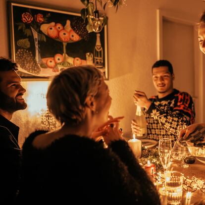 Un grupo de amigos en una cena navideña.