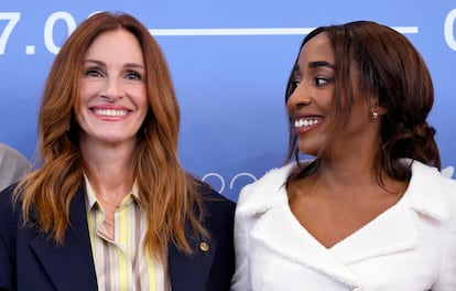 Las actrices Julia Roberts y Ayo Edebiri, este viernes, en el Festival Internacional de Venecia.