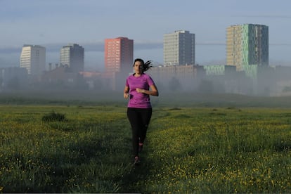 Durante la primera franja horaria una mujer corre en el parque de Salburua. Este parque, en el este de la ciudad, de 200 hectáreas, reúne varias lagunas junto a prados y un pequeño robledal.