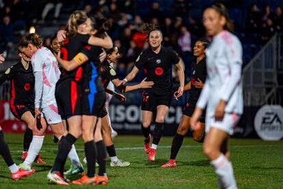 Ewa Pajor (c) del FC Barcelona celebra tras marcar el primer gol de su equipo con sus compañeras durante el partido de cuartos de final de la Copa de la Reina frente al Madrid CFF este miércoles.