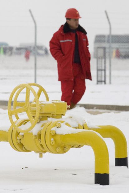 Un trabajador chino camina junto al gasoducto Turkmenistán-China a su paso por Kazajstán.