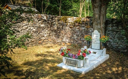 La tumba de Teresa, en el cementerio civil de Bausén.