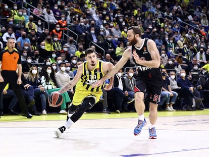 De Colo supera la defensa de Costello. Euroleague