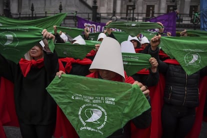 Activistas a favor de la legalización del aborto, disfrazadas como la novela feminista y serie de televisión 'El cuento de la criada' de Margaret Atwood, se manifiestan frente al Congreso en Buenos Aires, el 25 de julio de 2018.