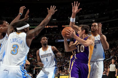 Steve Nash, rodeado de jugadores de Denver