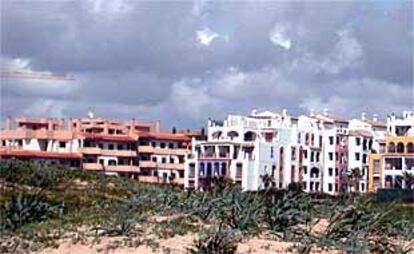 Bloques de edificios residenciales de Atlanterra en la playa de Zahara de los Atunes.