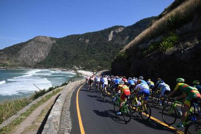 El pelot&oacute;n rueda durante la prueba de ciclismo en ruta, el s&aacute;bado en R&iacute;o.