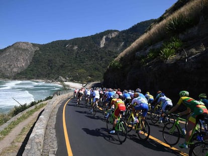 El pelot&oacute;n rueda durante la prueba de ciclismo en ruta, el s&aacute;bado en R&iacute;o.