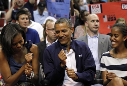 El presidente Barack Obama baila junto a su mujer Michelle Obama y su hija Malia durante un partido de la selección de EE UU contra la de Brasil.