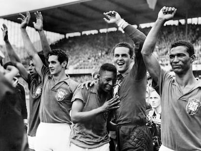 Pelé, junto al meta Gylmar, llora tras ganar el Mundial 1958.