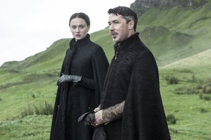 Sansa Stark (Sophie Turner), acompanyada per Petyr Baelish, 'Ditpetit' (l'actor Aidan Gillen).