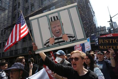 Manifestación frente al tribunal de Manhattan, este martes. 
A las puertas de la corte penal se han congregado partidarios y detractores de Trump. 