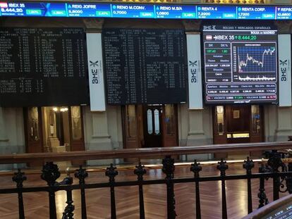 Varias pantallas muestran la actividad del Ibex 35 este lunes en la Bolsa de Madrid. 