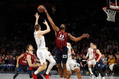 Causeur recibe el tapón de Enoch durante el partido entre Baskonia y el Real Madrid en la Euroliga este jueves.