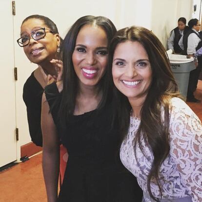 A la actriz Kerry Washington no le molestó en absoluto que alguien se colara en su foto con la escritora y doctora Dr. Shefali, al revés. “El mejor #photobomb de mi vida”, escribió junto a la imagen en su Instagram la protagonista de la serie ‘Scandal’. Al fondo, saca la cabeza la presentadora Oprah Winfrey.