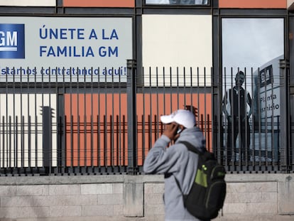 Un peatón junto al centro de reclutamiento de General Motors Co. en San Luis Potosí (México).