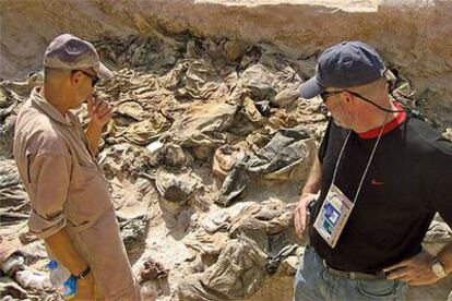 El arqueólogo Michael Trimble (izquierda) y Greg Kehoe, en la fosa común hallada en Al Hadhar, cerca de Mosul.