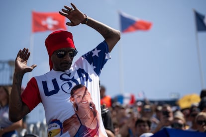 Snoop Dogg asiste a un partido de voleibol de la delegación de EEUU, pertrechado con una camiseta del equipo. 