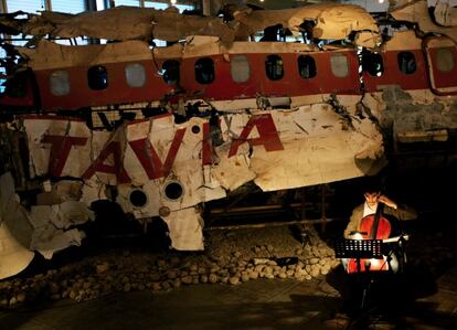 Actuación musical junto a los restos del DC9 abatido (M Memoria de Ustica).