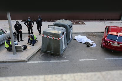 Varios policías nacionales, a pocos metros del cuerpo del hombre que ha sido abatido por un agente en la calle Benimamet, en el distrito de Villaverde.