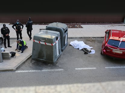 Varios policías nacionales, a pocos metros del cadáver de Issa Munkaila, el viernes 5 de noviembre por la mañana en la calle Rocafort, de Madrid, a la altura del número 92.