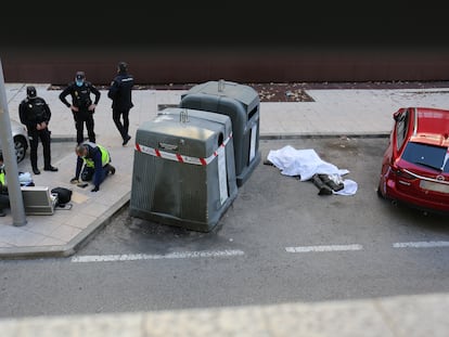 Varios policías nacionales, a pocos metros del cuerpo del hombre que ha sido abatido por un agente en la calle Benimamet, en el distrito de Villaverde.