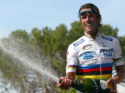 Cipollini, tras ganar una etapa en el Giro de 2003. 