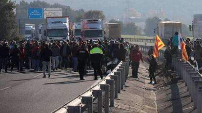 UNA DOCENA DE CARRETERAS DE CATALUÑA CORTADAS POR LA ACCIÓN DE PIQUETES