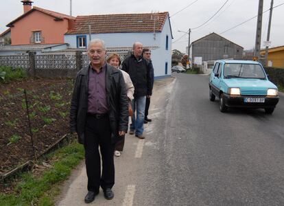 Vecinos de Ferrol protestan por la falta de aceras en Camiño de Basanta.