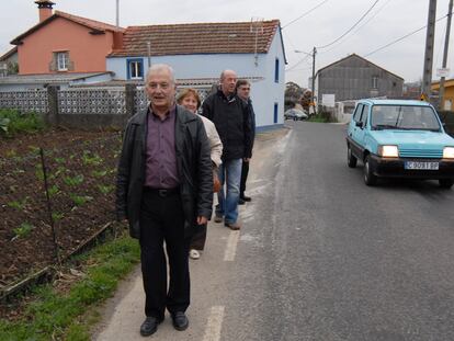 Vecinos de Ferrol protestan por la falta de aceras en Camiño de Basanta.