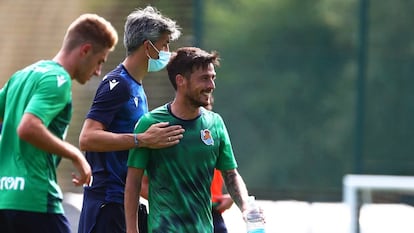 El entrenador de la Real Sociedad, Imanol Alguacil (centro), da una palmada en el pecho a David Silva en un entrenamiento esta semana en San Sebastián.