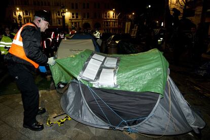 Pasada la medianoche se ha desplegado el dispositivo policial, que ha dado cinco minutos a los manifestantes para recoger sus pertenencias.