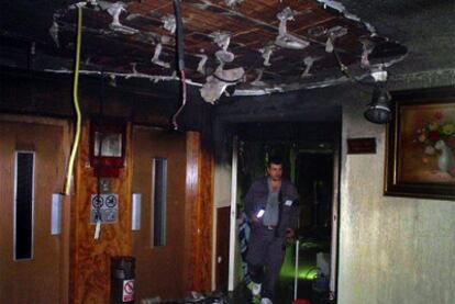 Estado en que quedó el rellano de la cuarta planta del hotel en la que se registró el incendio.