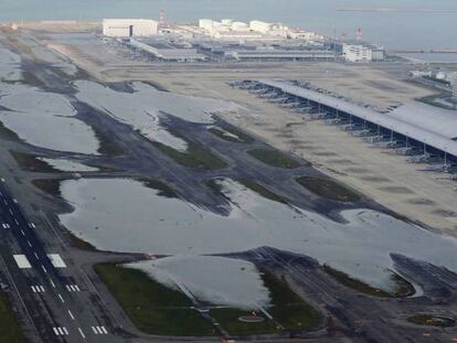 Fotografia aérea de uma área inundada no aeroporto internacional de Kansai nesta quarta-feira