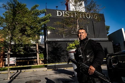 Elementos de la policía estatal de Jalisco resguardan el Bar Distrito 5.