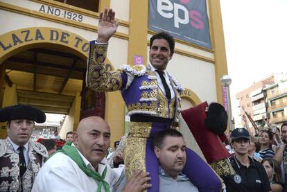 Paquirri sale a hombros al término de la tercera corrida de la Feria Taurina de San Lorenzo.