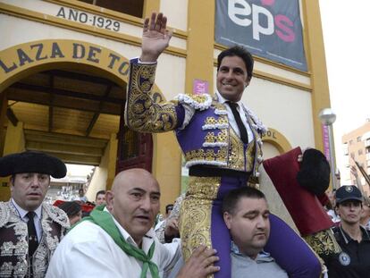Paquirri sale a hombros al t&eacute;rmino de la tercera corrida de la Feria Taurina de San Lorenzo. 